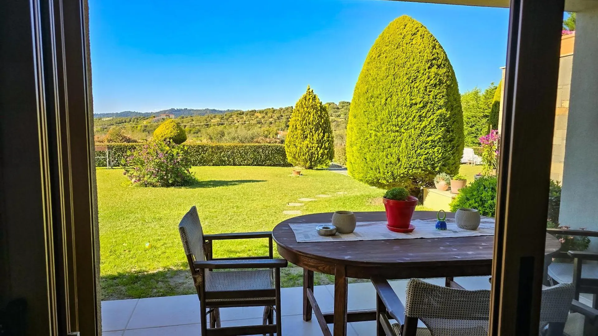 Garden Oasis Elegant Summer House Каландра